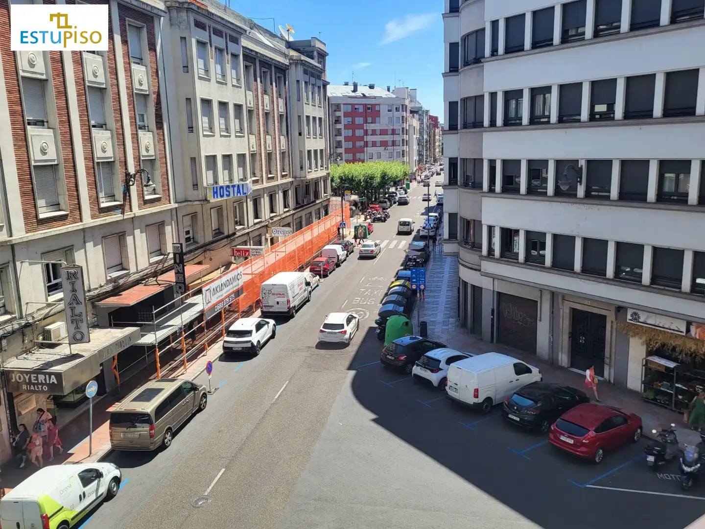 Vista exterior de Piso en venta en León Capital  con Parquet