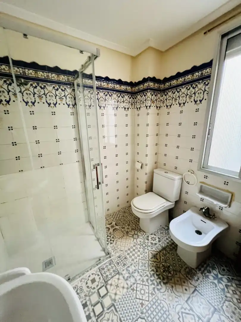 Bathroom of Flat for sale in Zaragoza  with Heating, Oven and Washing machine