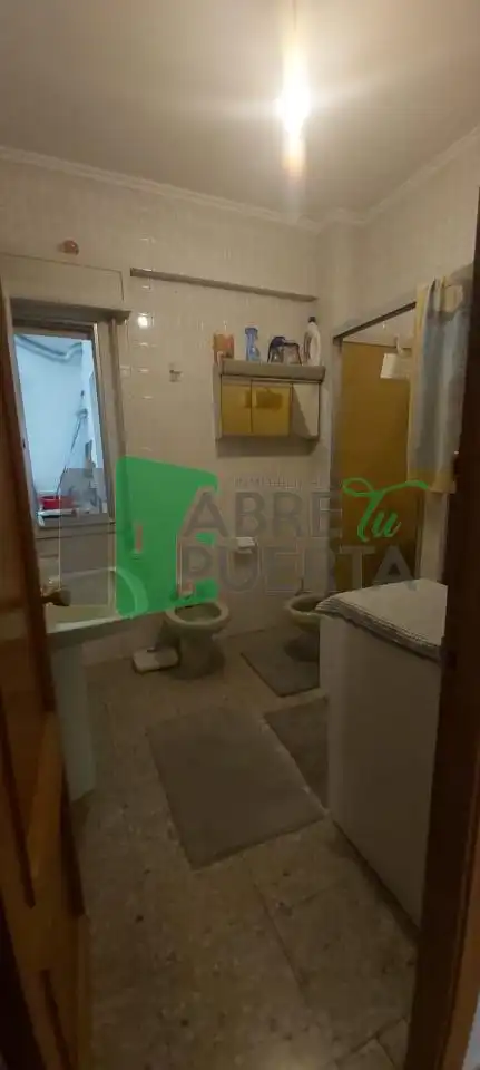 Bany de Pis en venda en Ourense Capital  amb Calefacció i Moblat