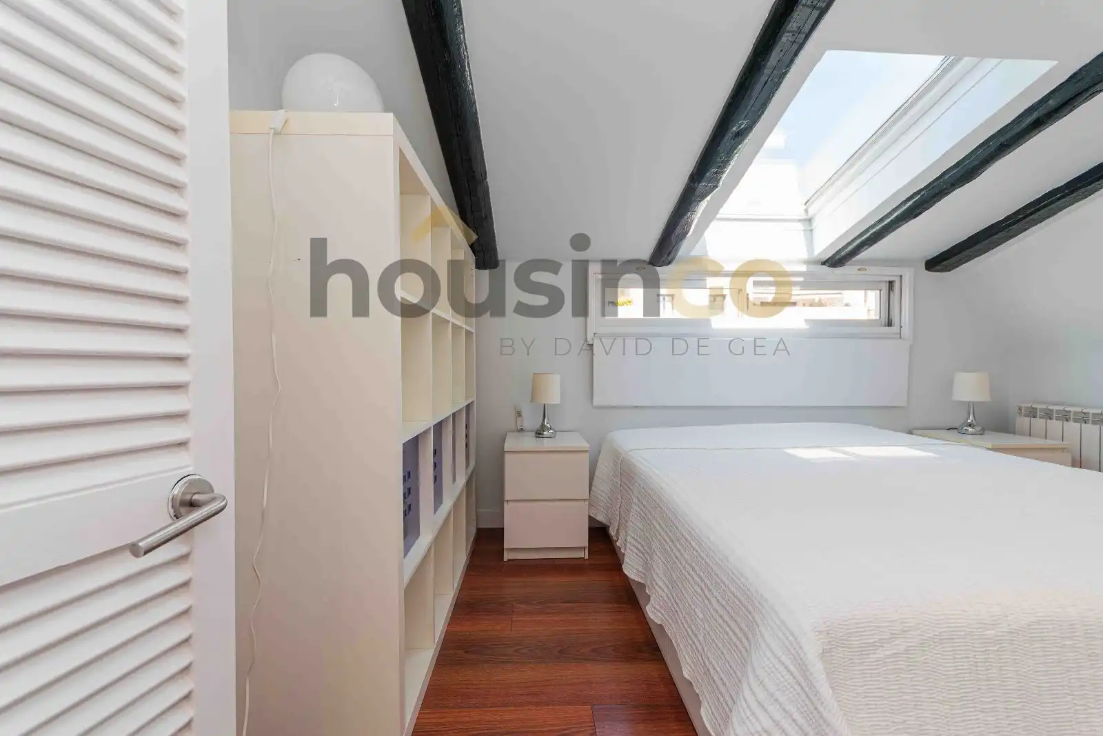 Schlafzimmer von Dachboden zur Miete in Madrid mit Klimaanlage, Heizung und Möbliert