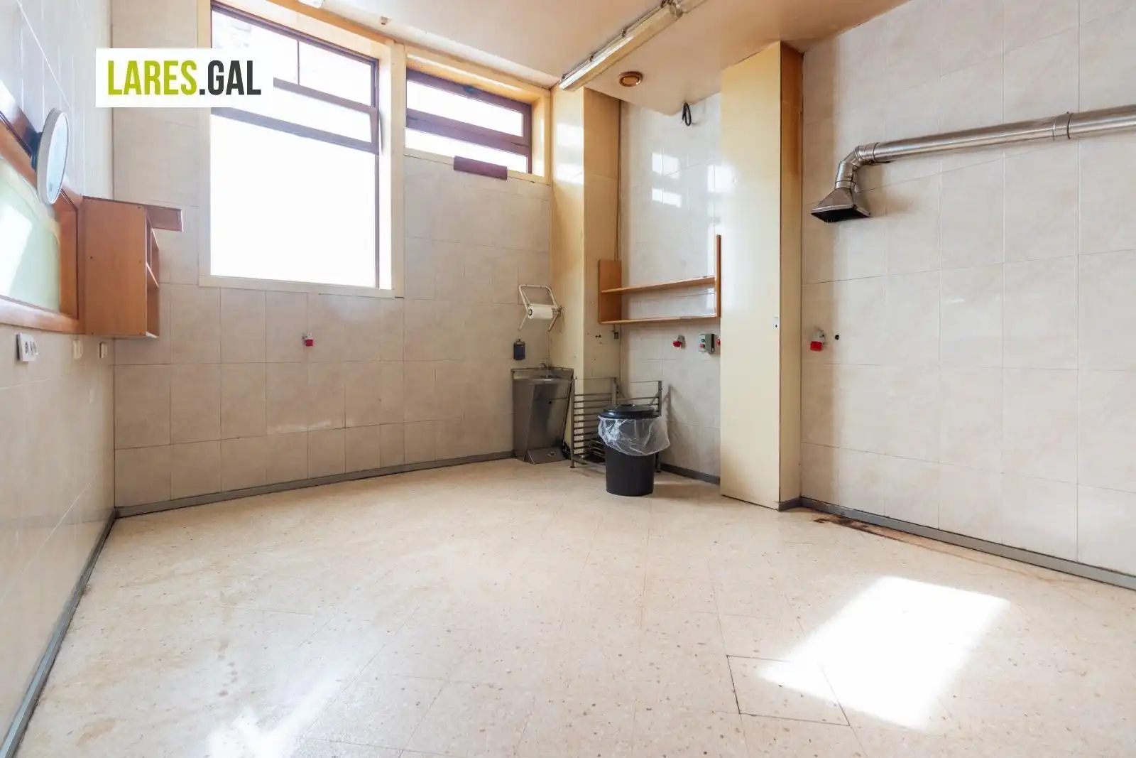 Bathroom of Commercial properties for sale in Cangas   with Air Conditioner