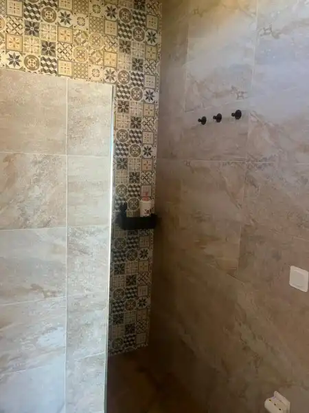 Baño de Finca rústica de alquiler en Lucena con Aire acondicionado, Lavadora y Microondas