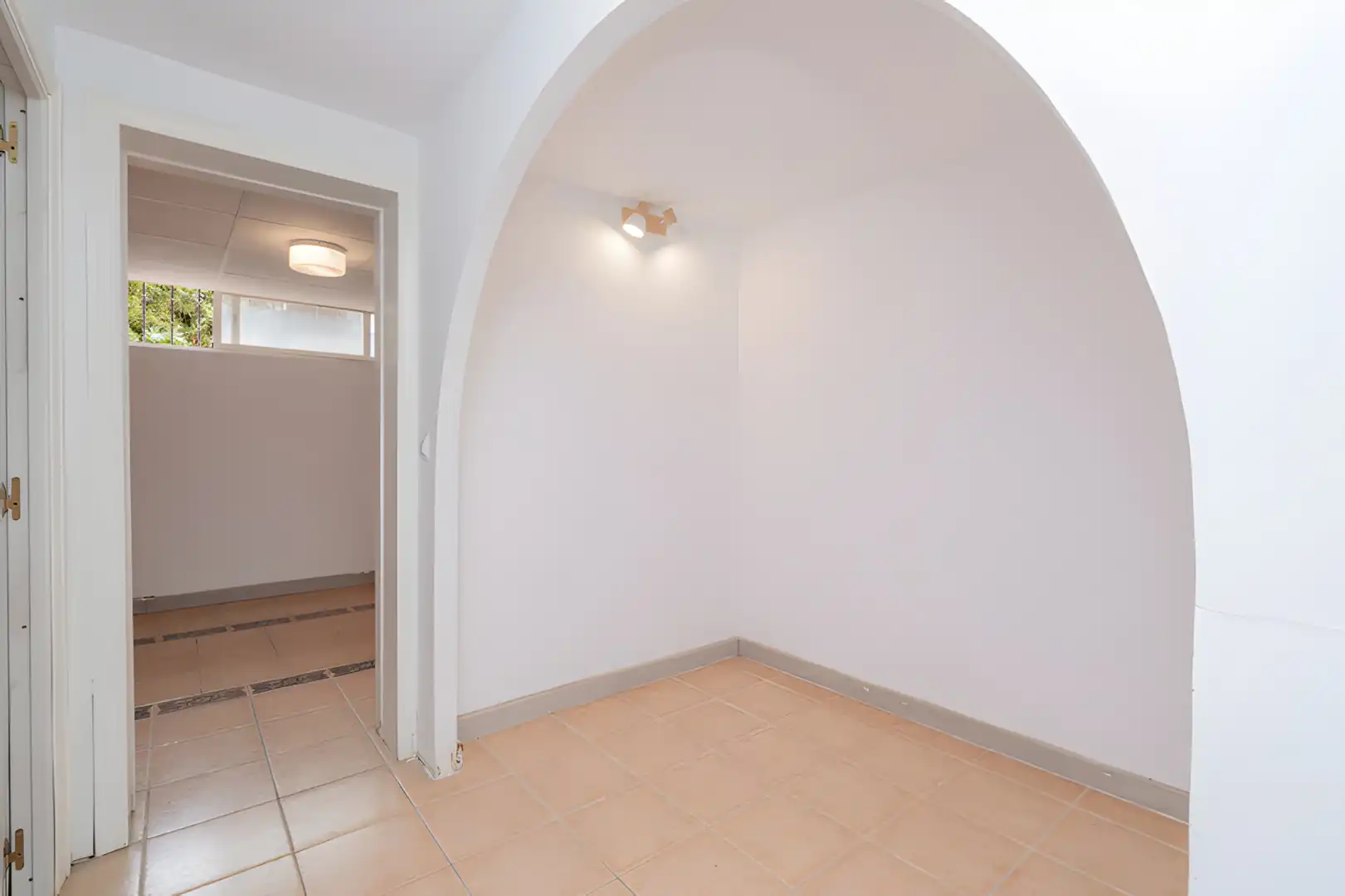 Einfamilien-Reihenhaus zum Verkauf in Estepona mit Klimaanlage, Privatgarten und Terrasse
