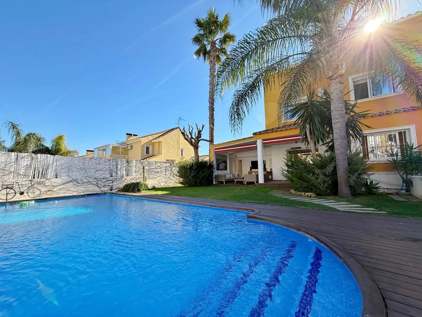 Piscina de Casa adosada en venta en La Pobla de Vallbona con Aire acondicionado, Calefacción y Jardín privado