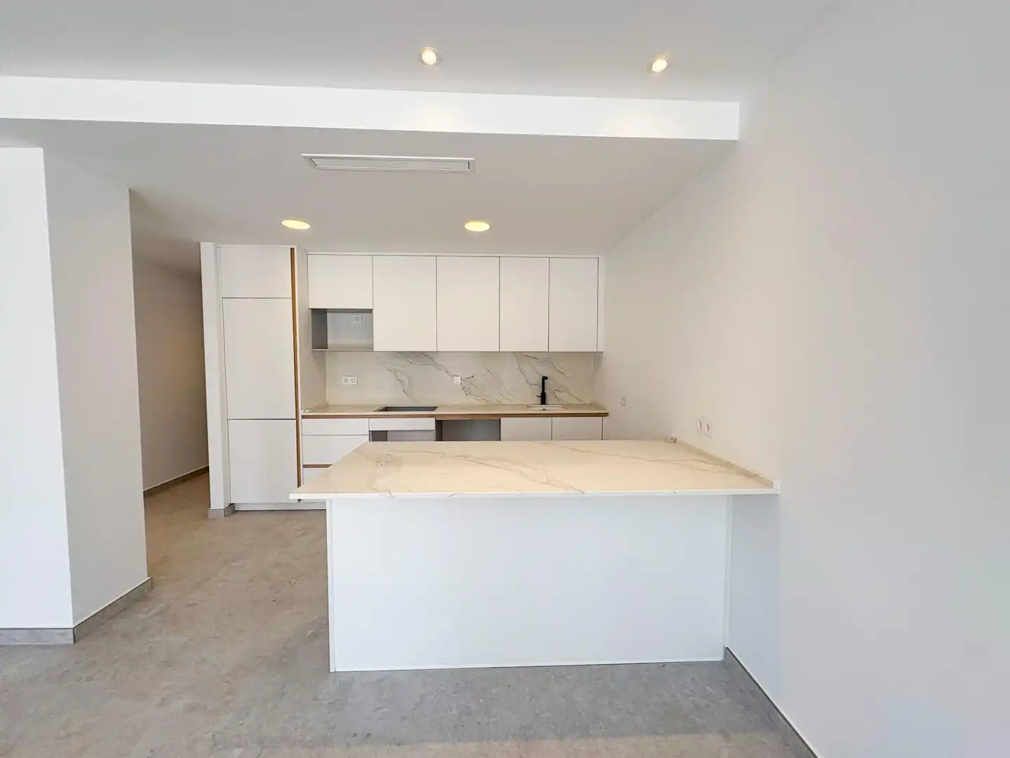 Cocina de Apartamento en venta en Torrevieja con Aire acondicionado, Calefacción y Jardín privado