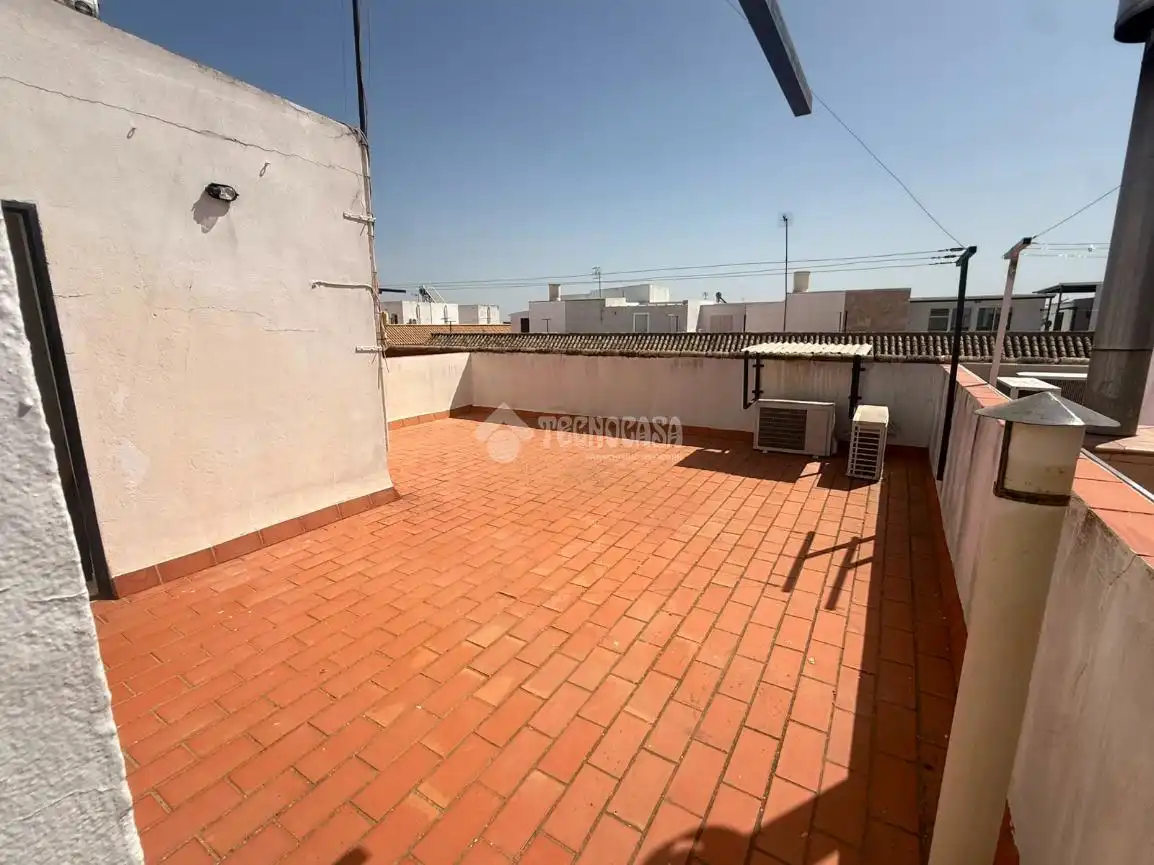 Terrasse von Einfamilien-Reihenhaus zum Verkauf in La Puebla de Cazalla mit Klimaanlage, Terrasse und Balkon