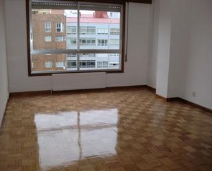 Sala d'estar de Pis en venda en Vigo  amb Calefacció, Parquet i Traster