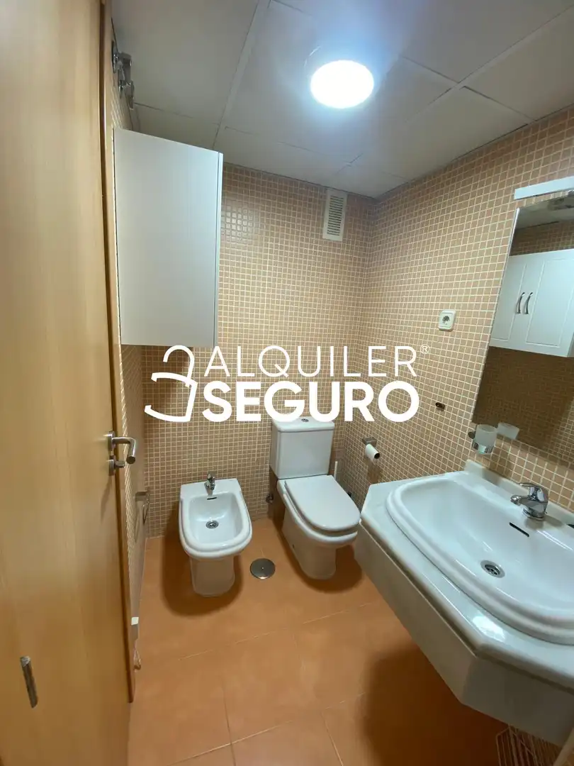 Bany de Pis de lloguer en Guadalajara amb Calefacció, Terrassa i Piscina