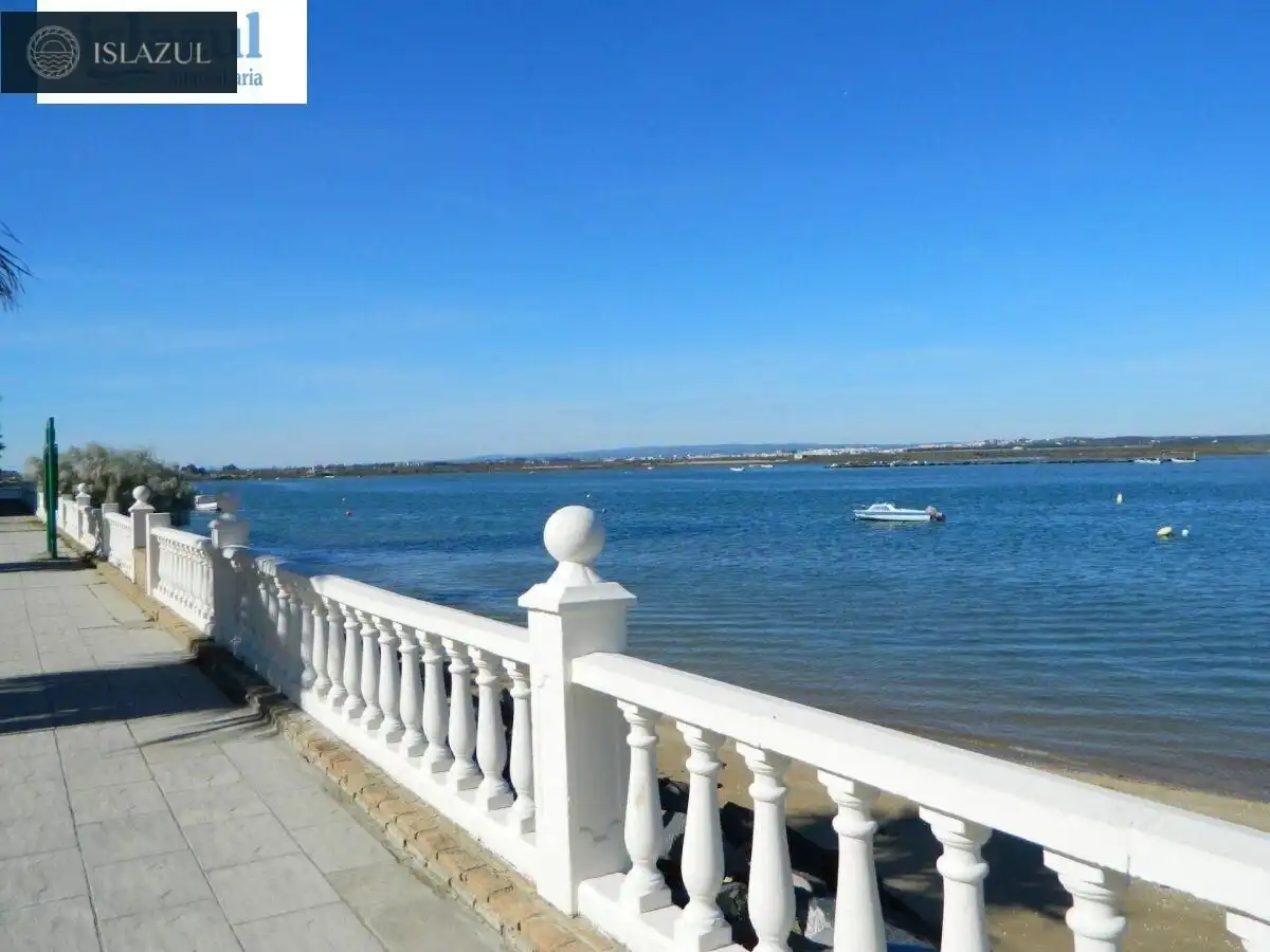 Vista exterior de Casa adosada en venda en Isla Cristina amb Terrassa, Traster i Moblat