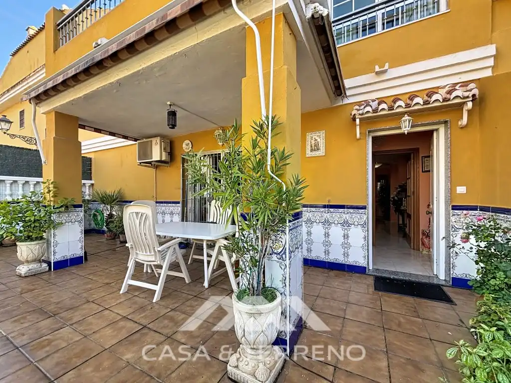 Terrassa de Casa adosada en venda en Vélez-Málaga amb Aire condicionat, Piscina i Microones