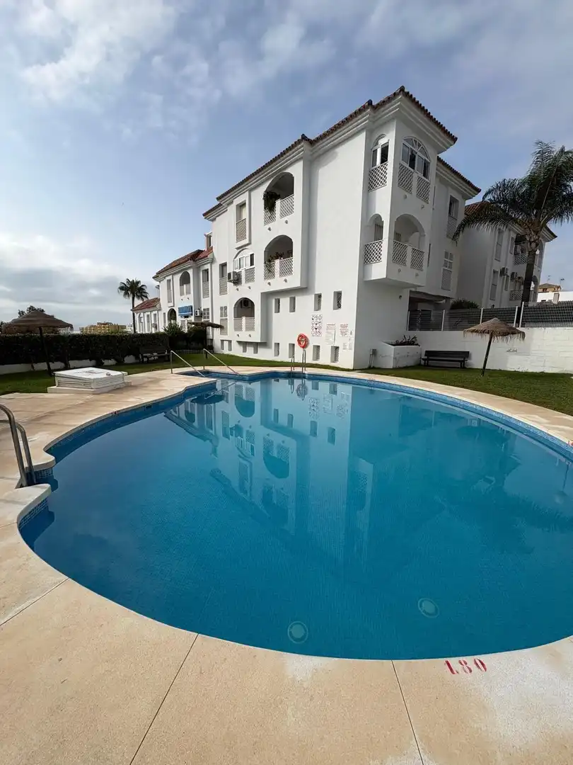 Swimming pool of Flat for rent in Torremolinos