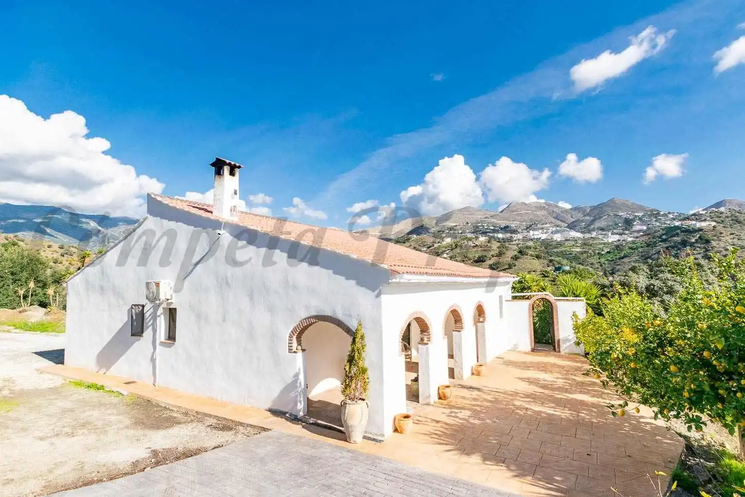 Casa amb jardí en venda a Árchez