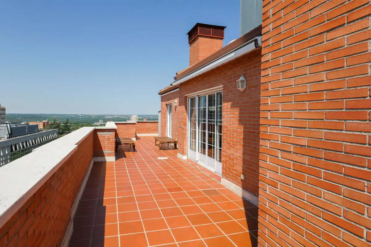 Terrassa de Àtic de lloguer en Madrid amb Aire condicionat, Calefacció i Jardí privat