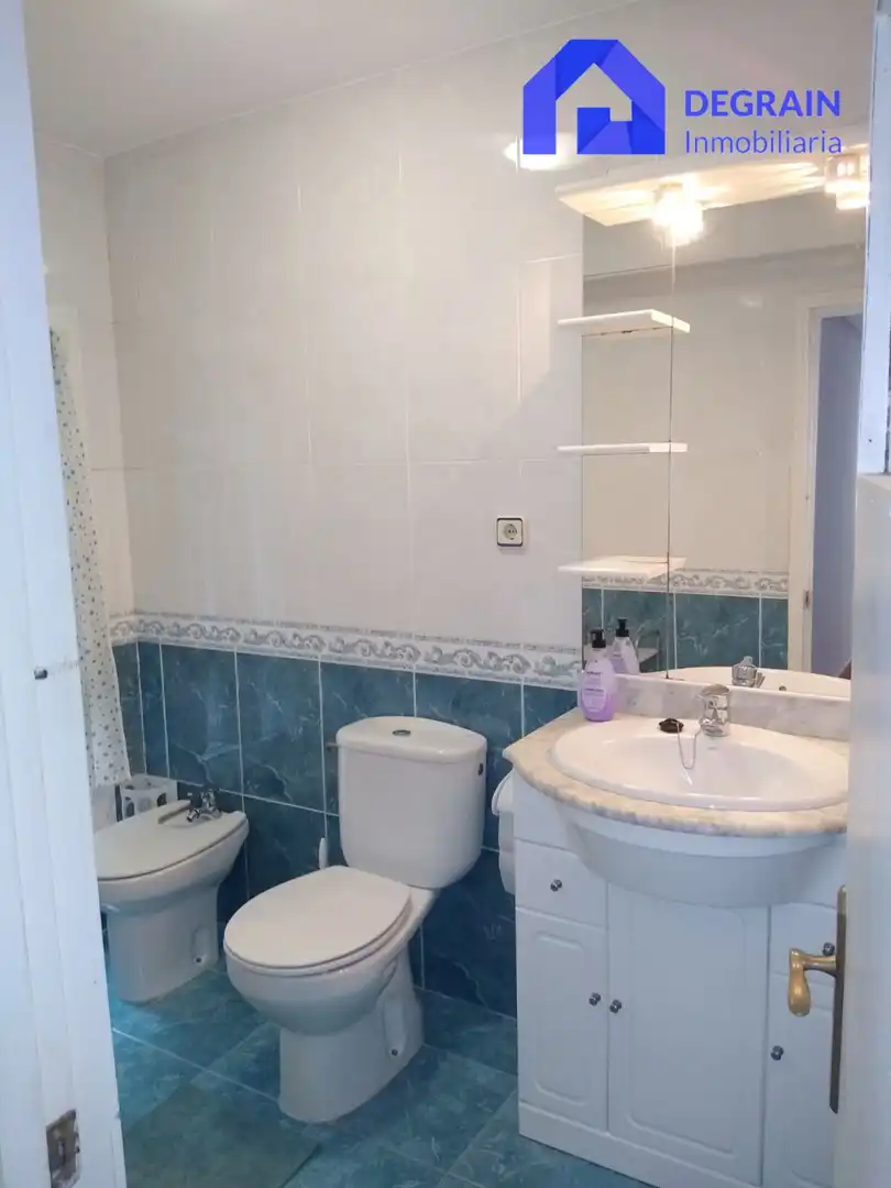 Badezimmer von Wohnung zur Miete in Oviedo  mit Möbliert