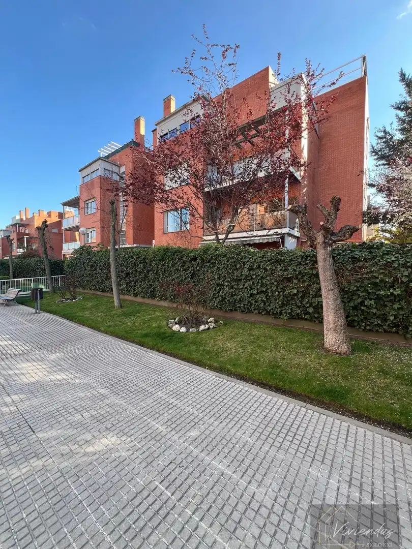 Exterior view of Flat for sale in Boadilla del Monte  with Air Conditioner, Heating and Parquet flooring