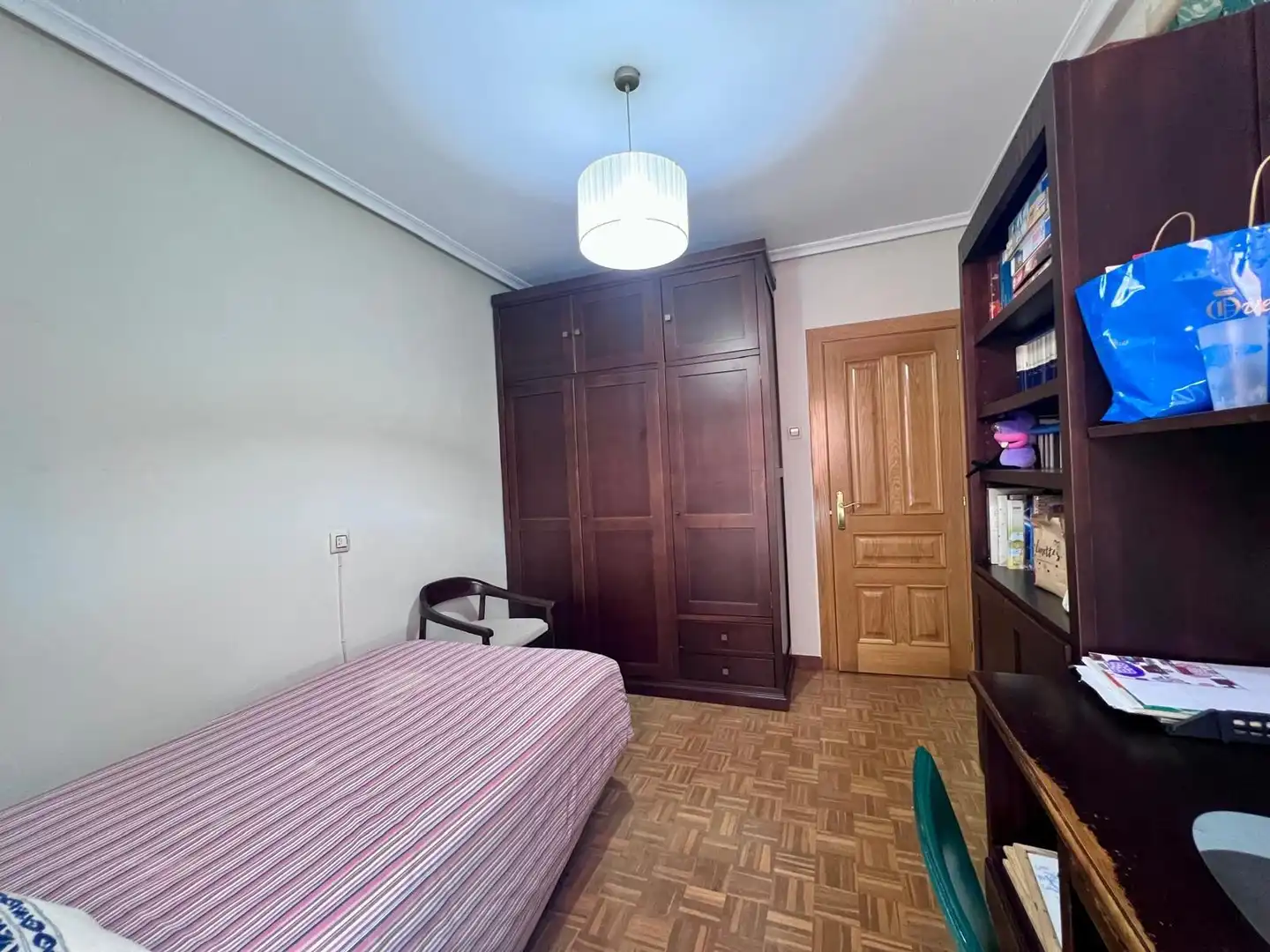 Dormitori de Casa o xalet en venda en Oviedo  amb Calefacció i Traster