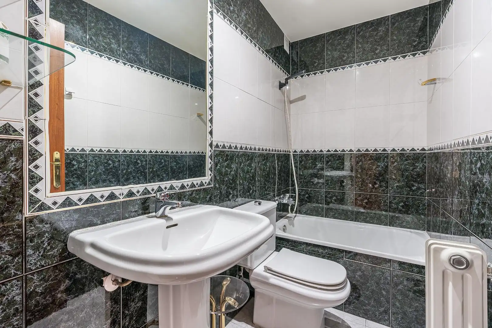 Bathroom of Flat for sale in Granada  with Air Conditioner and Heating