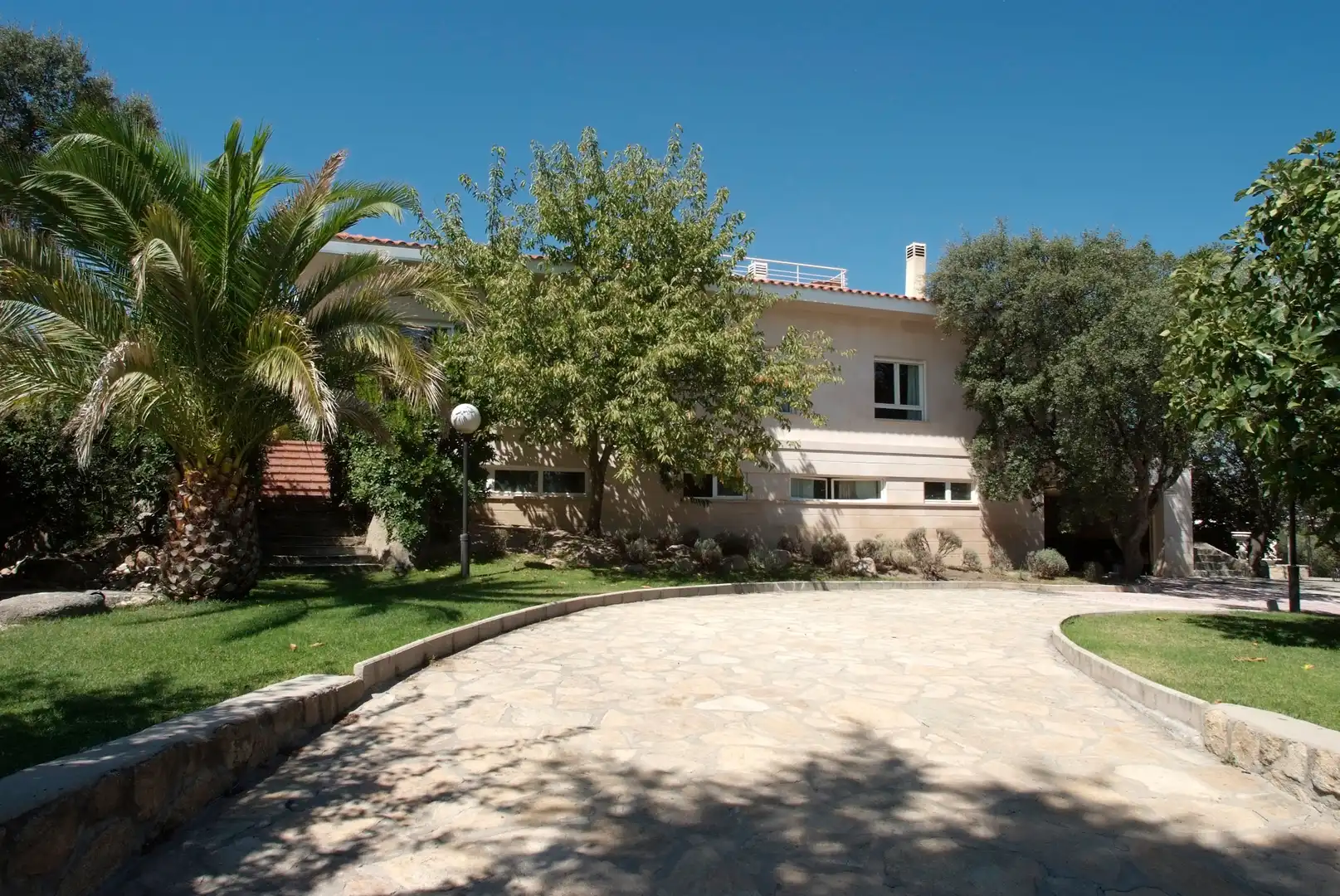 Vista exterior de Casa o xalet en venda en Ciudalcampo amb Jardí privat, Piscina i Jacuzzi