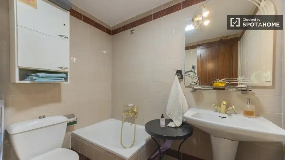 Badezimmer von Wohnung zur Miete in Valencia mit Klimaanlage, Heizung und Möbliert