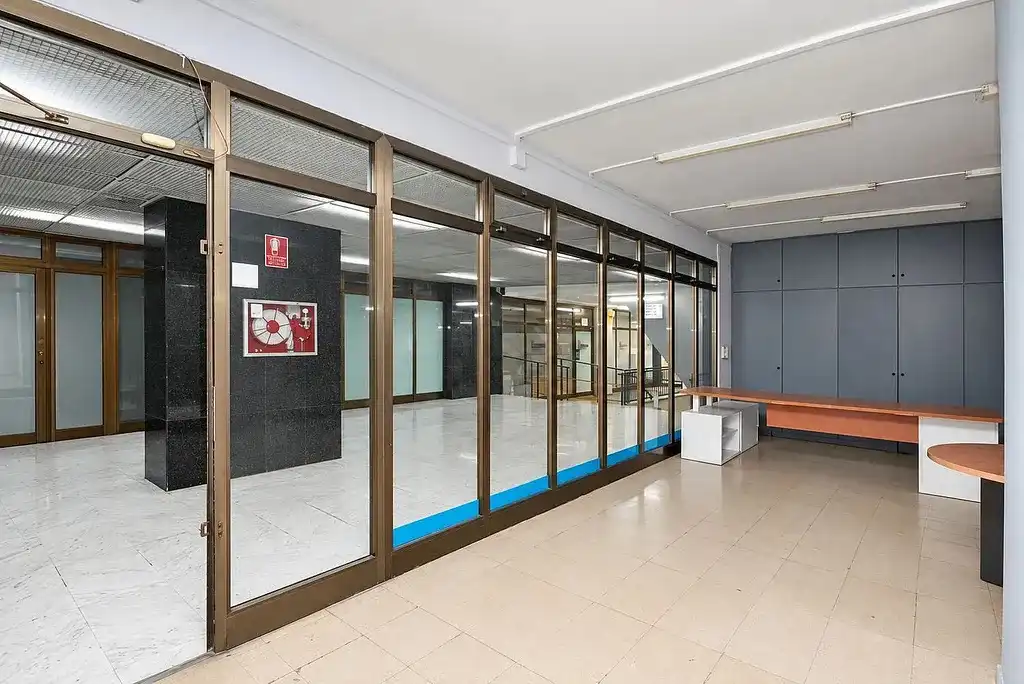 Local comercial en venta en Carrer de Rocafort 69, imagen 2