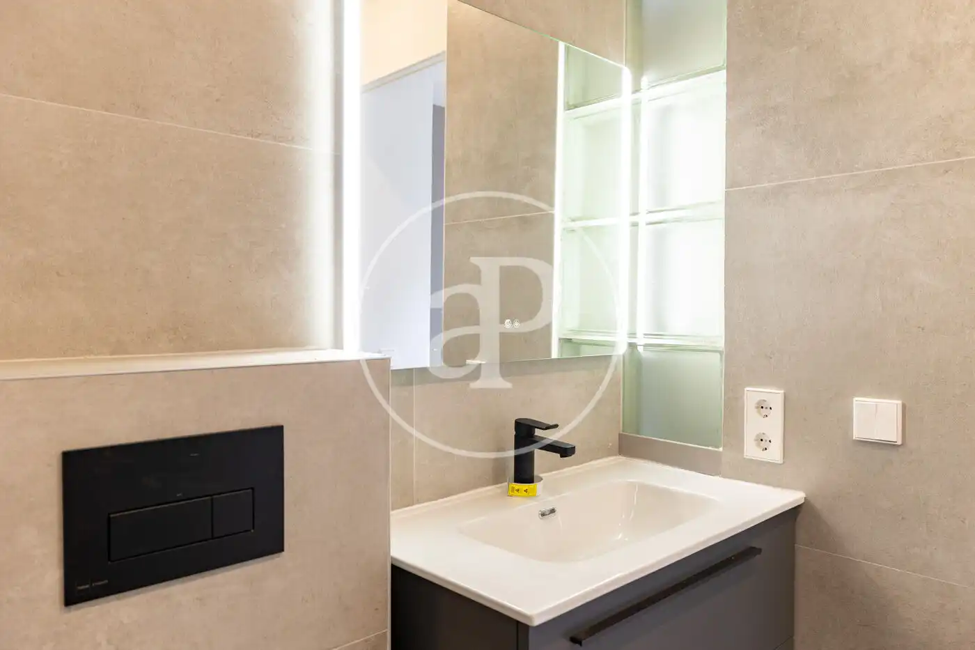 Badezimmer von Wohnung zum Verkauf in Barcelona mit Klimaanlage, Heizung und Balkon