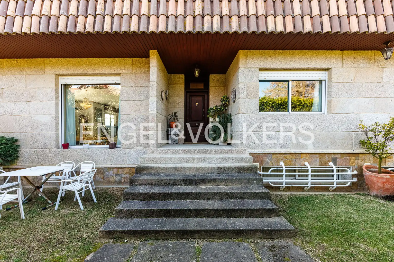Vista exterior de Casa o xalet en venda en Vigo  amb Calefacció, Terrassa i Piscina