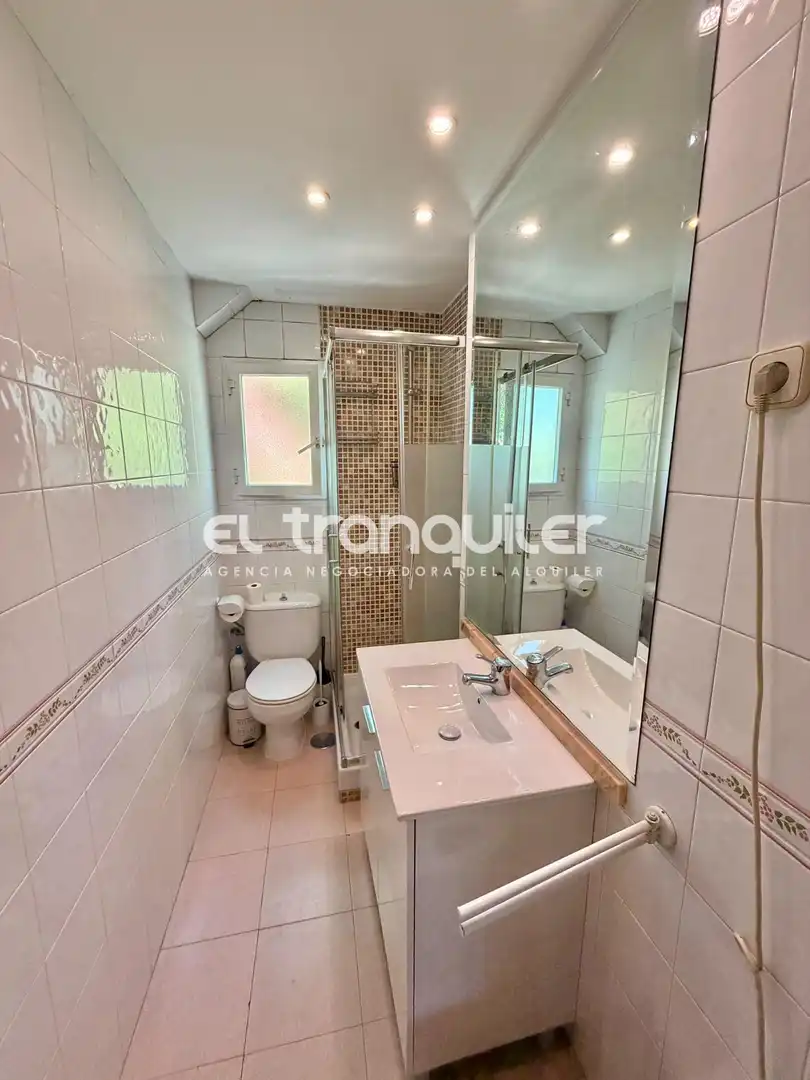 Bathroom of Flat for rent in Madrid  with Parquet flooring, Furnished and Washing machine