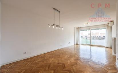 Living room of Flat to rent in  Madrid Capital  with Air Conditioner, Heating and Parquet flooring