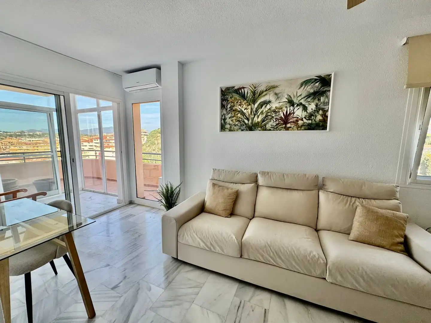 Sala de estar de Apartamento en venta en Fuengirola con Aire acondicionado, Terraza y Amueblado