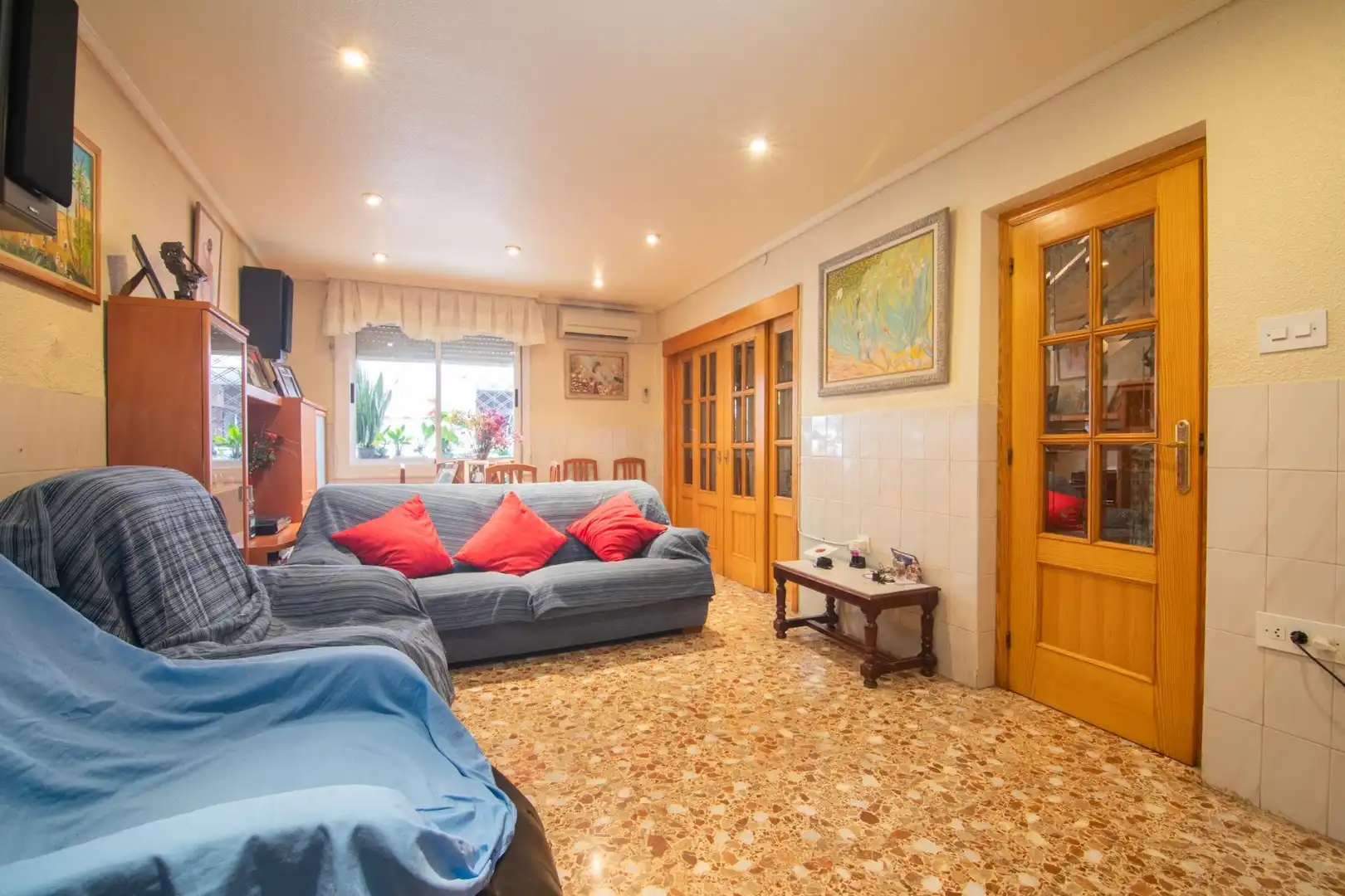 Wohnzimmer von Einfamilien-Reihenhaus zum Verkauf in Elche / Elx mit Klimaanlage, Terrasse und Balkon