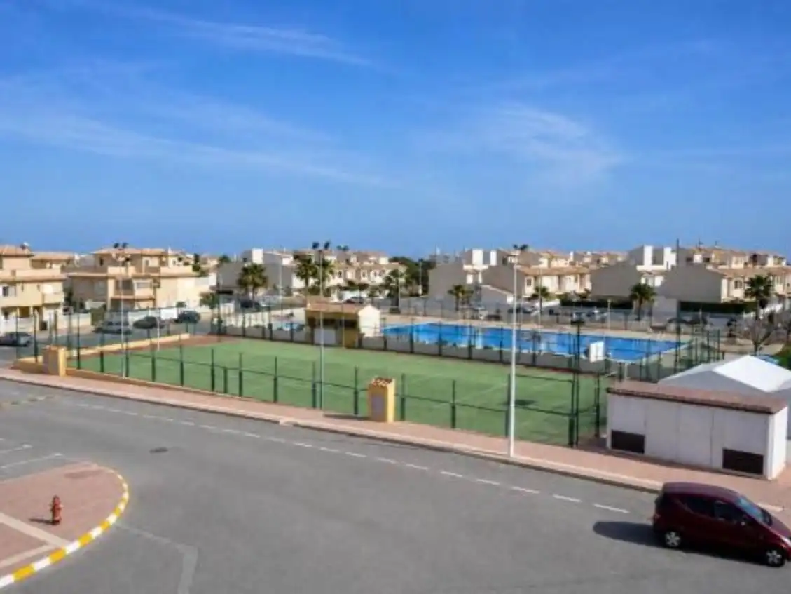 Vista exterior de Casa o xalet de lloguer en Santa Pola amb Aire condicionat i Terrassa