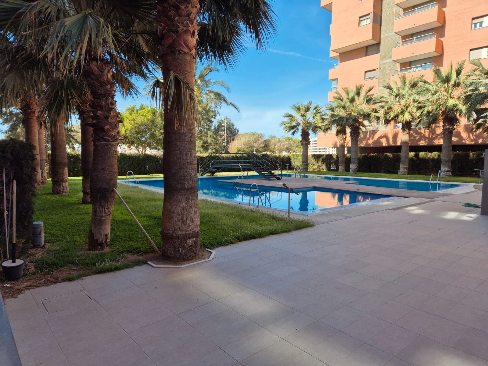 Piscina de Pis en venda en  Almería Capital amb Aire condicionat, Calefacció i Parquet