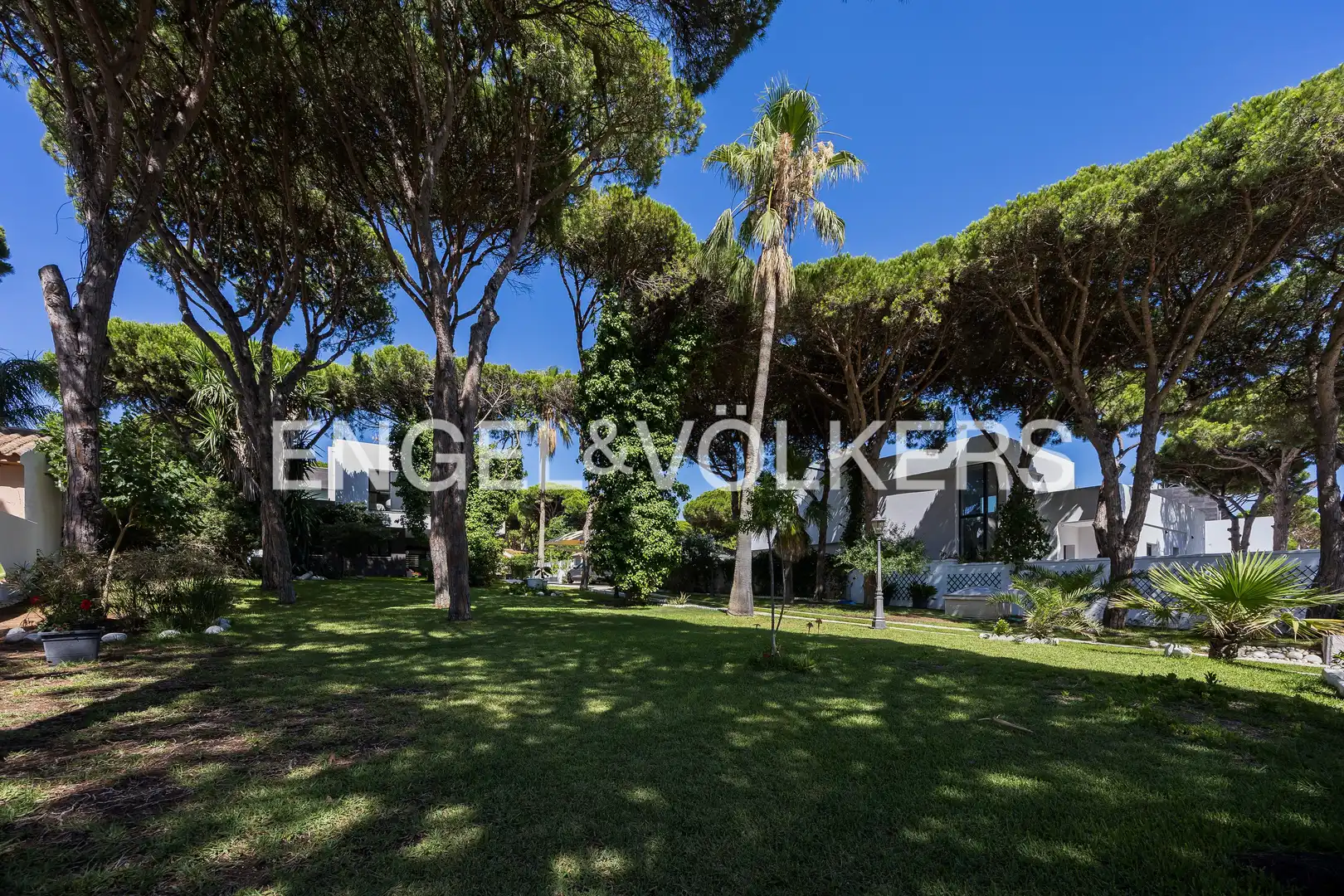 Vista exterior de Casa o xalet en venda en Chiclana de la Frontera amb Aire condicionat, Calefacció i Jardí privat