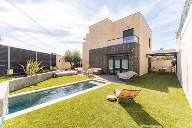 Casa adosada en Venta en Calle de Suances en Las Castañeras - Bulevar