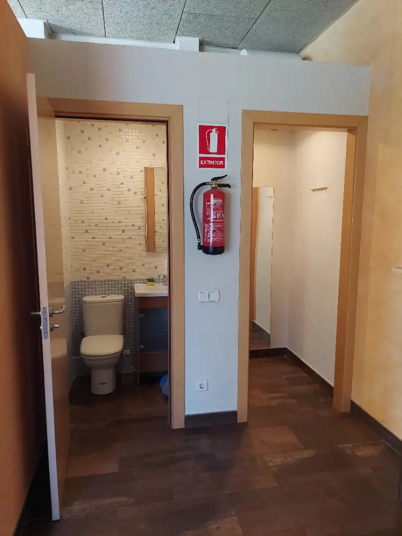 Bany de Local de lloguer en Ripoll amb Aire condicionat i Internet