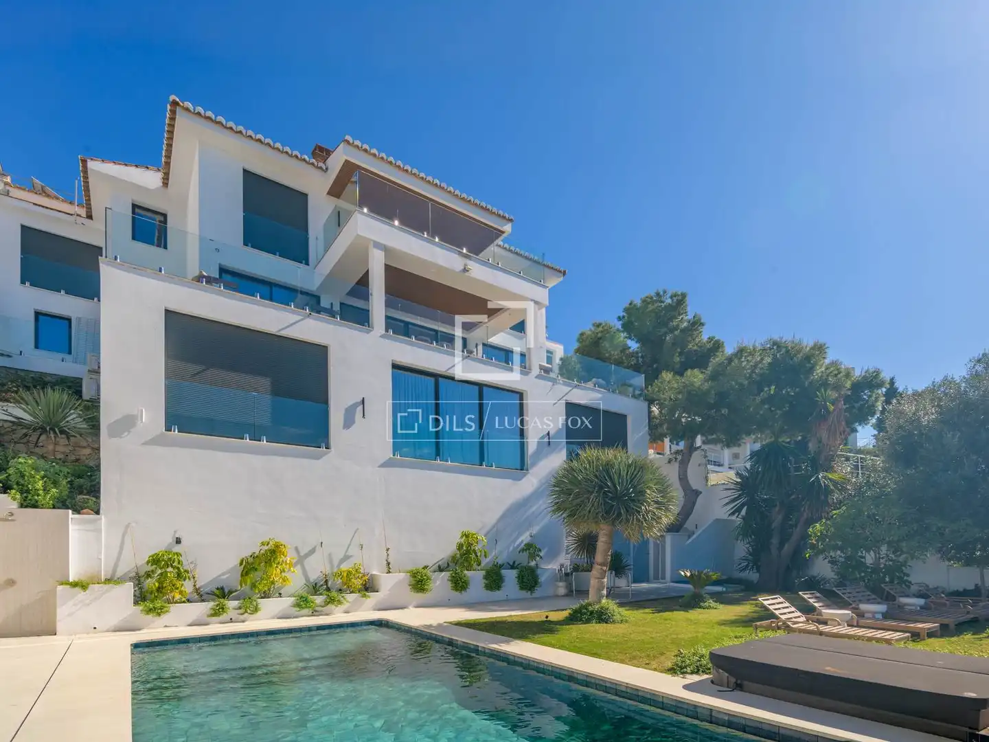 Vista exterior de Casa o xalet en venda en Málaga amb Aire condicionat, Jardí privat i Traster