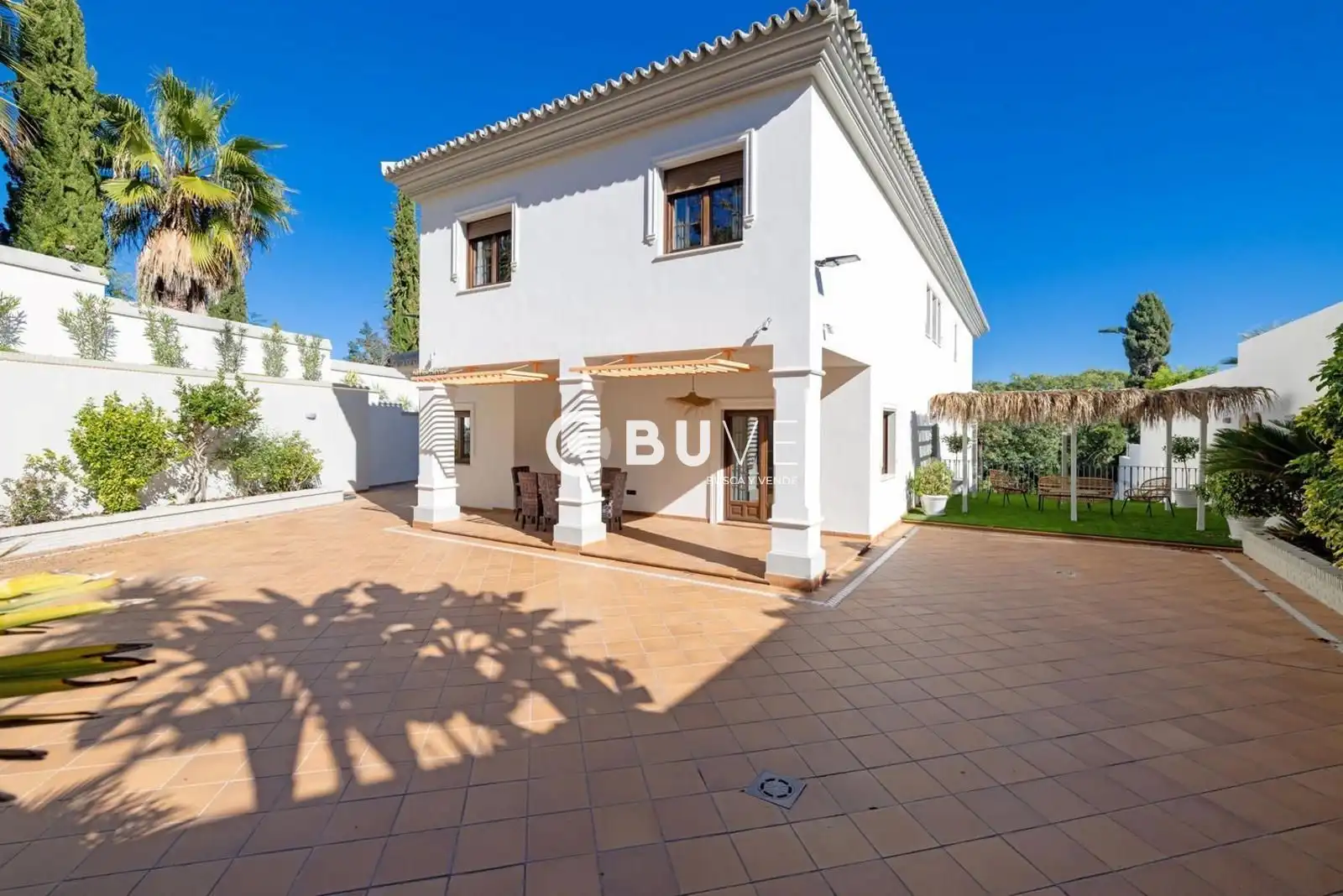Vista exterior de Casa adosada en venda en Tomares amb Aire condicionat, Calefacció i Jardí privat