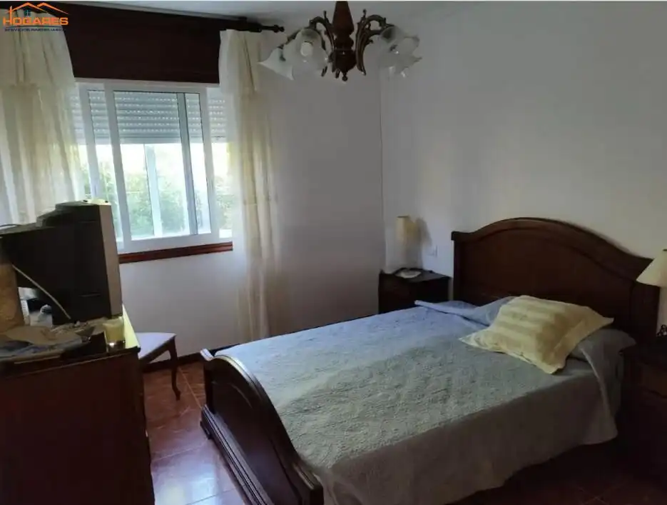 Dormitori de Casa o xalet en venda en Cangas  amb Piscina