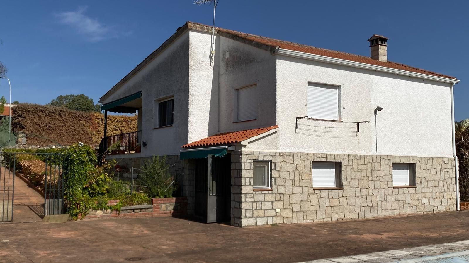 Vista exterior de Casa o xalet en venda en Cardiel de los Montes amb Calefacció, Jardí privat i Piscina