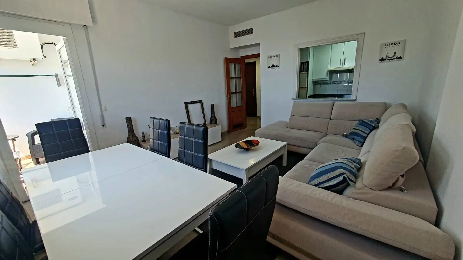 Sala d'estar de Apartament de lloguer en Benalmádena amb Terrassa, Moblat i Piscina comunitària