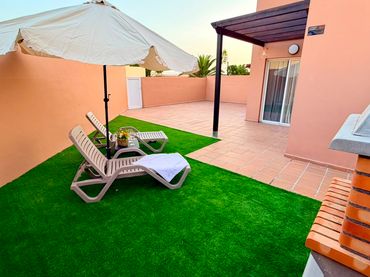 Casa aparellada amb piscina en venda a Avenida la Arenita