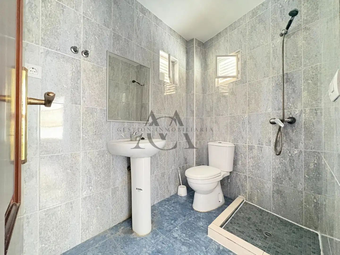 Badezimmer von Fabrikhallen zum Verkauf in San Francisco