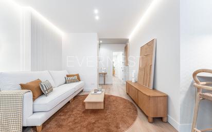 Living room of Flat for sale in  Madrid Capital  with Air Conditioner, Heating and Parquet flooring