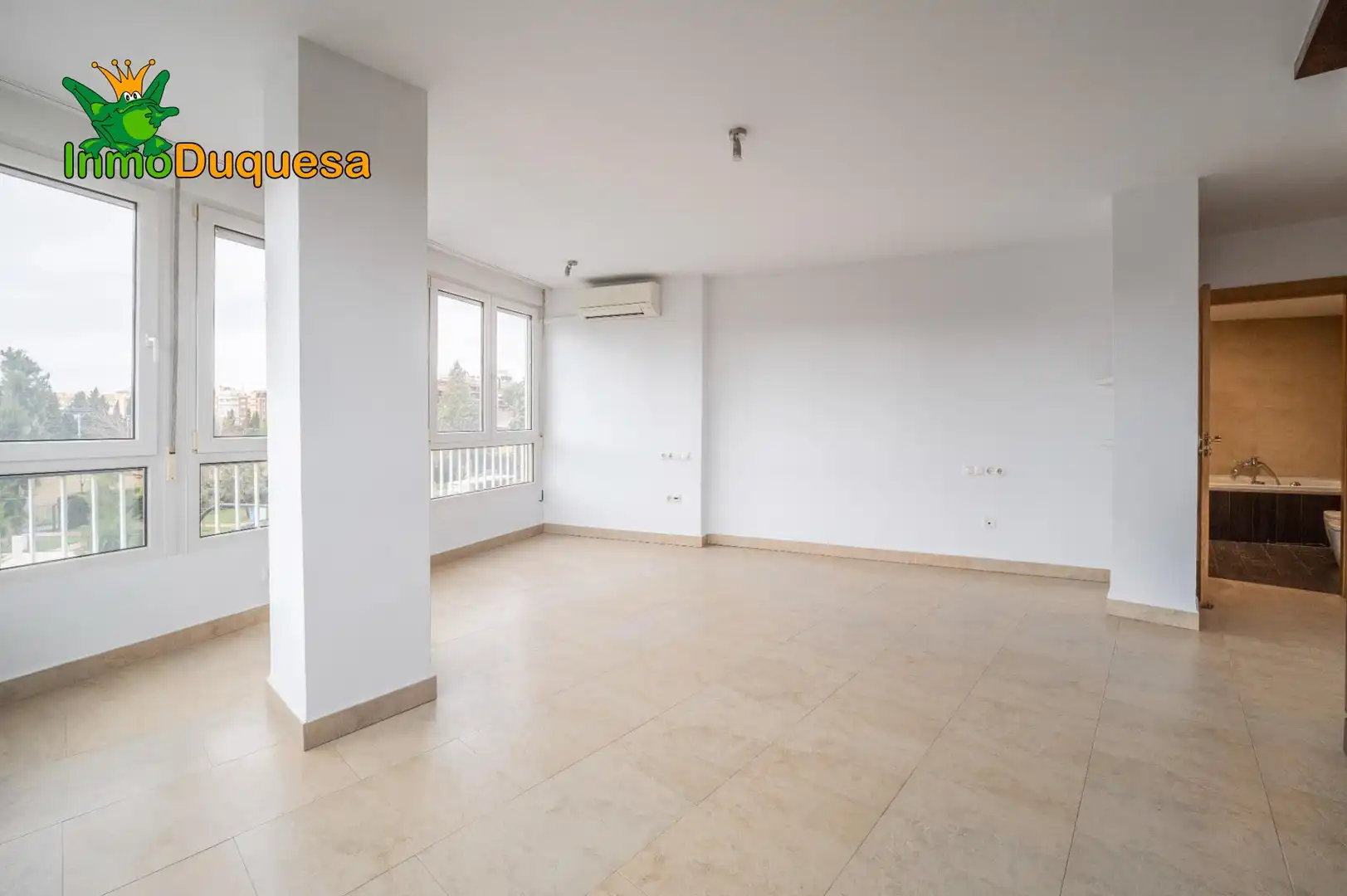 Living room of Flat for sale in Granada  with Air Conditioner and Heating