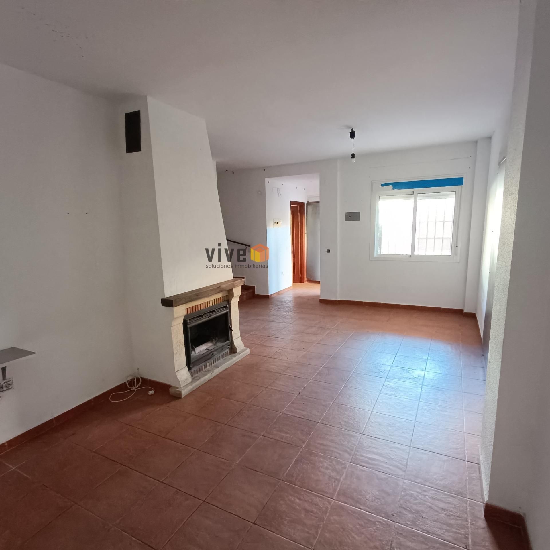 Sala d'estar de Casa adosada en venda en Salteras amb Jardí privat, Terrassa i Piscina