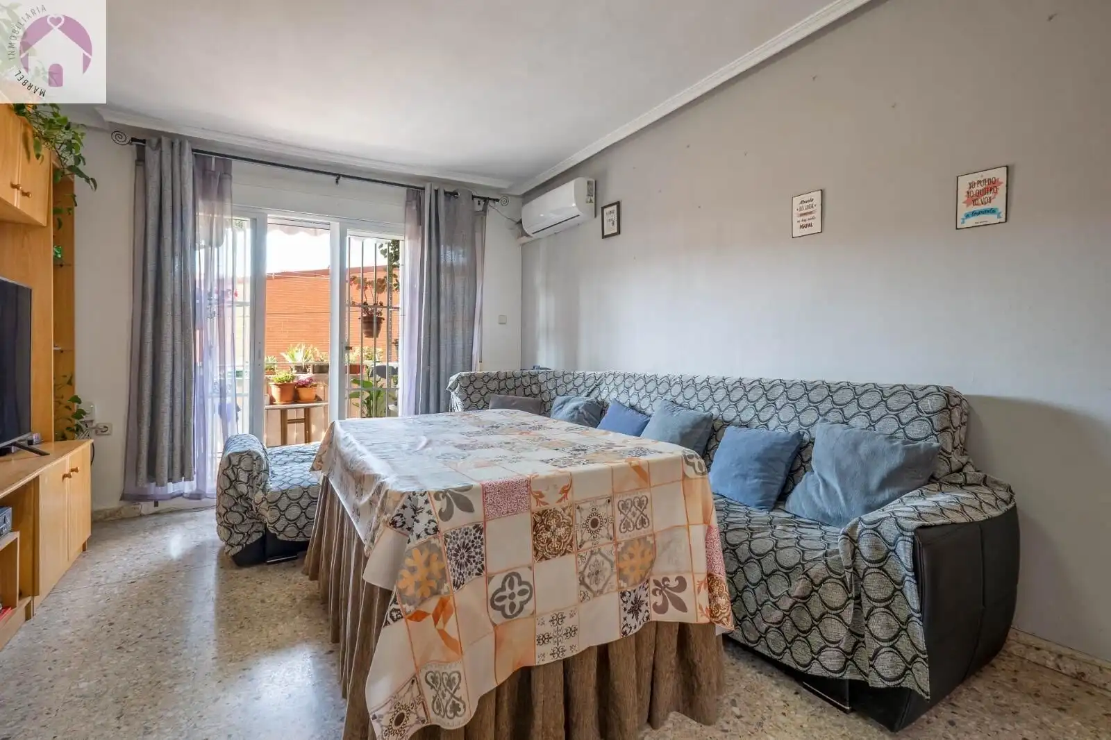 Living room of Flat for sale in Granada  with Air Conditioner, Heating and Terrace