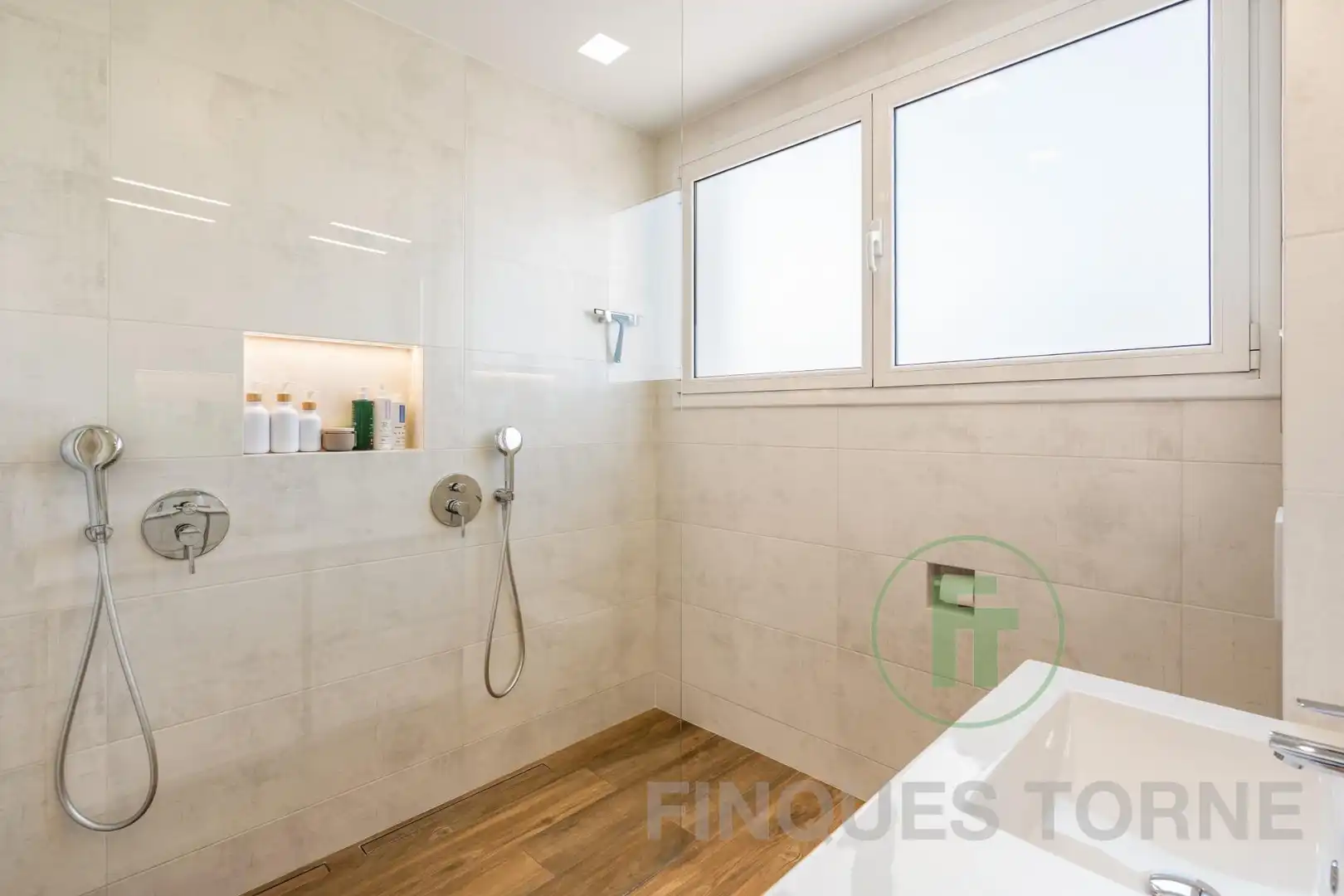 Bany de Casa o xalet en venda en Montcada i Reixac amb Aire condicionat, Jardí privat i Parquet