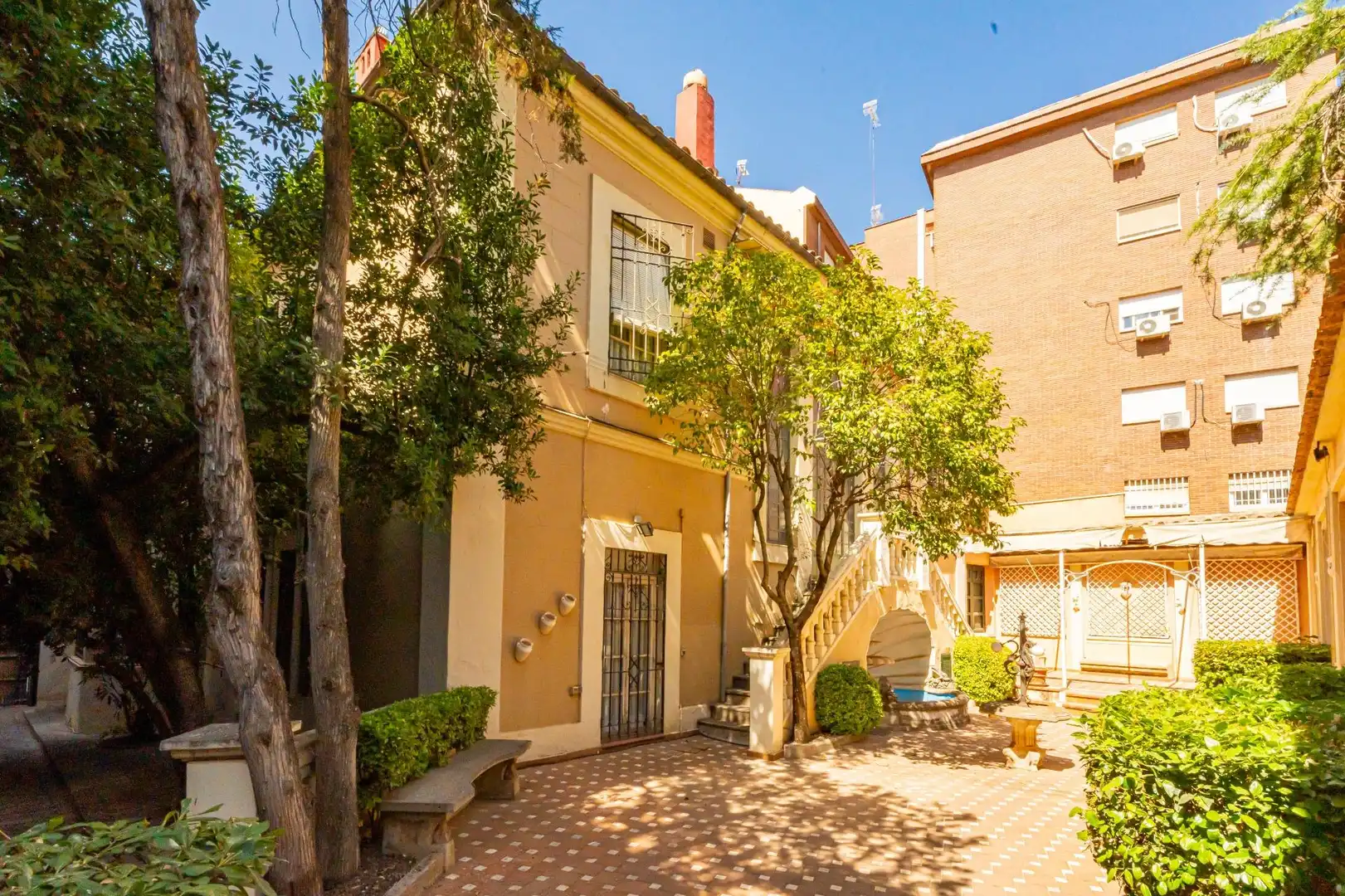 Vista exterior de Casa o xalet en venda en Valdepeñas amb Calefacció i Piscina comunitària