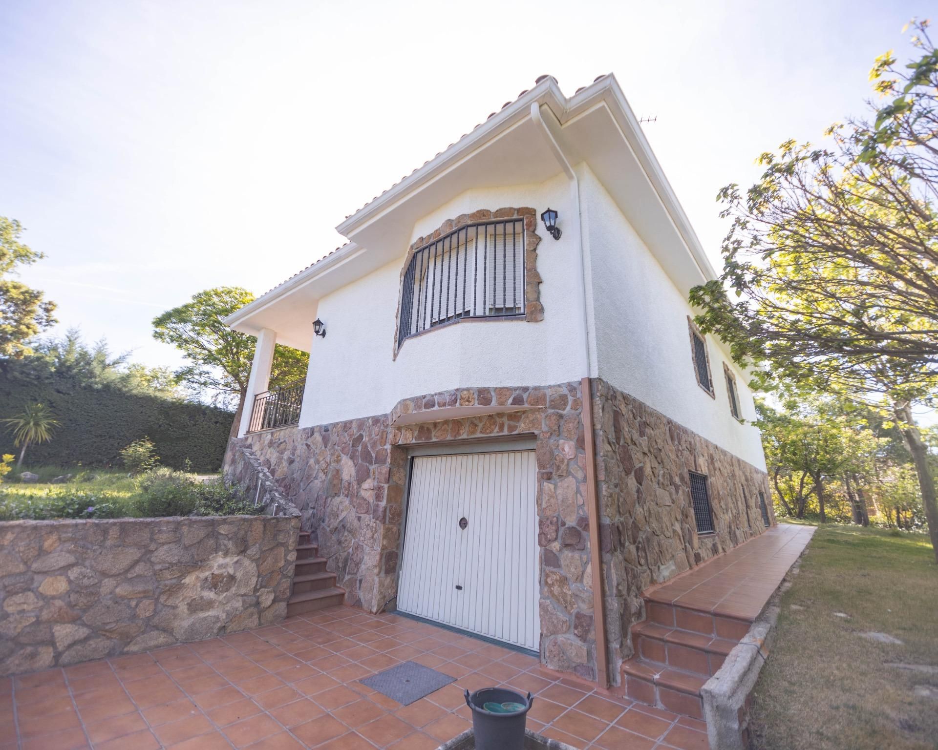 Exterior view of House or chalet for sale in Valdenuño Fernández  with Heating, Private garden and Swimming Pool