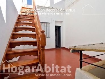 Casa con balcón en venta en Calle Pedro Alcázar